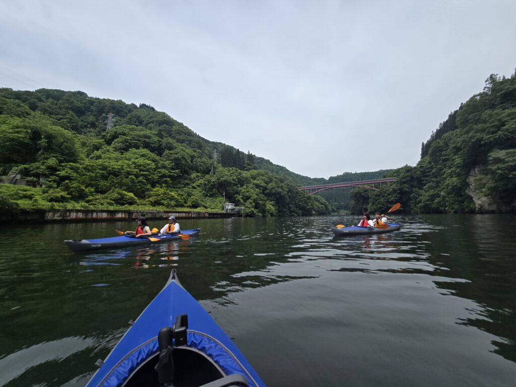 只見川を進む2艇のカヤックと奥会津の山並み