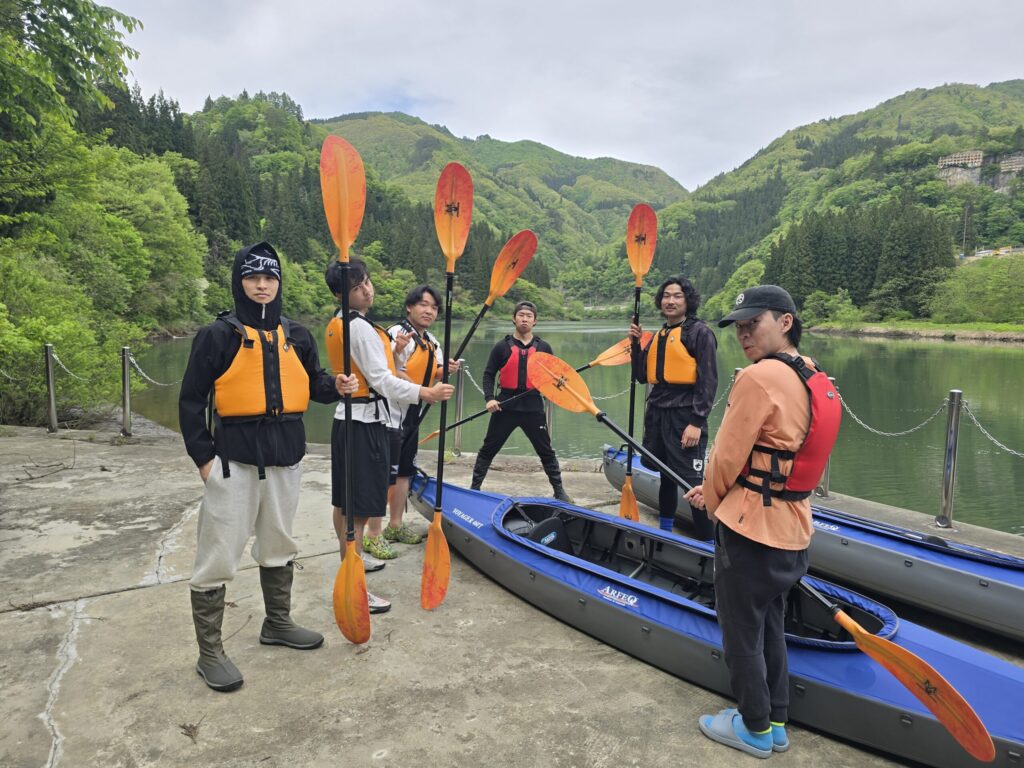 記念撮影する6人組の参加者