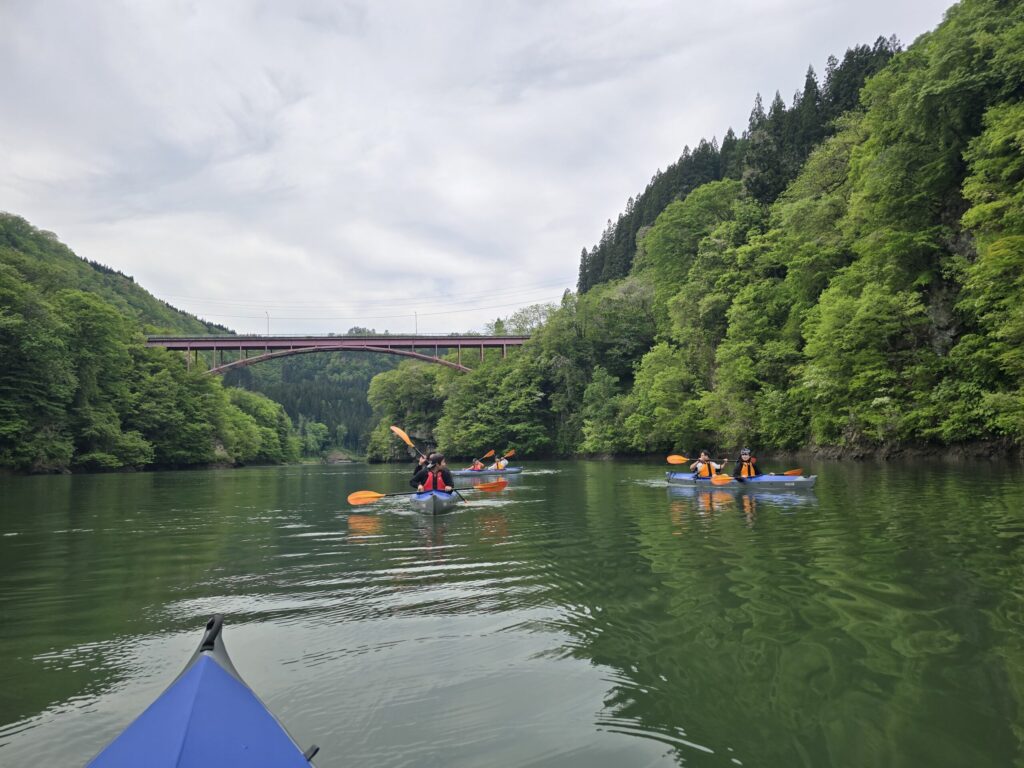 橋を背景に進む3艇のカヤック