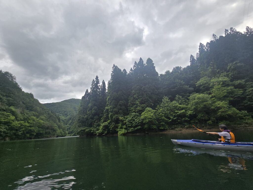 只見川の渓谷を進むカヤックと奥会津の山並み