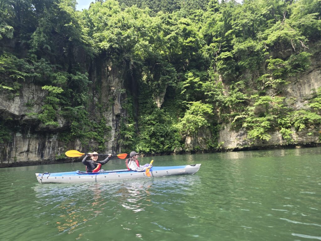 岩壁沿いを進むカヤック、只見川
