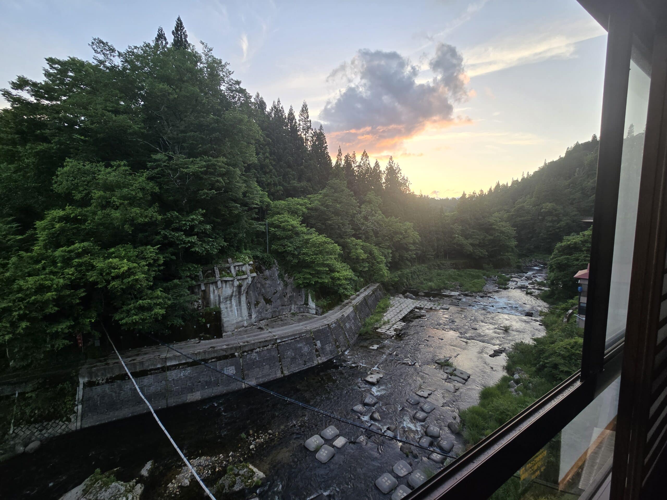 恵比寿屋旅館の客室から望む野尻川の夕景
