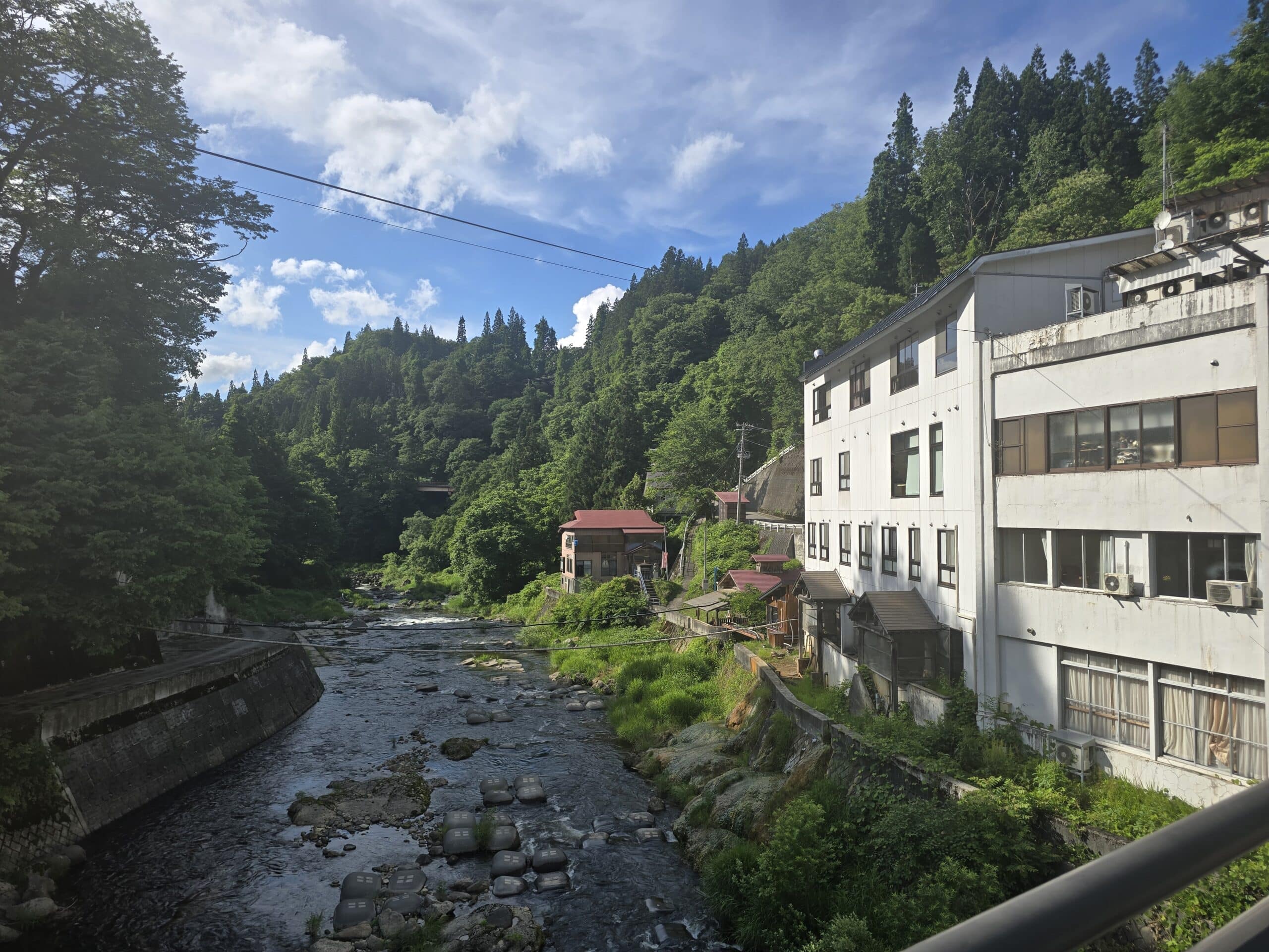 野尻川沿いに佇む恵比寿屋旅館の外観