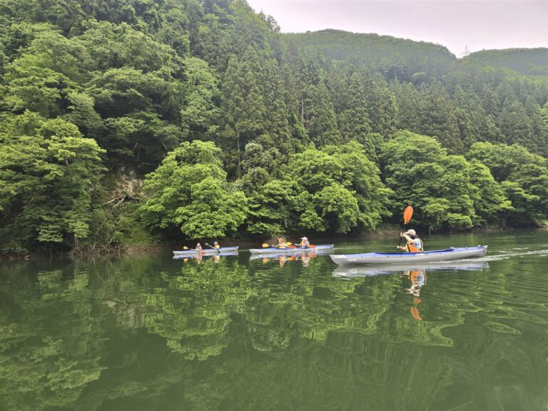 只見川を進む3艇のカヤックと山あいの鏡面反射