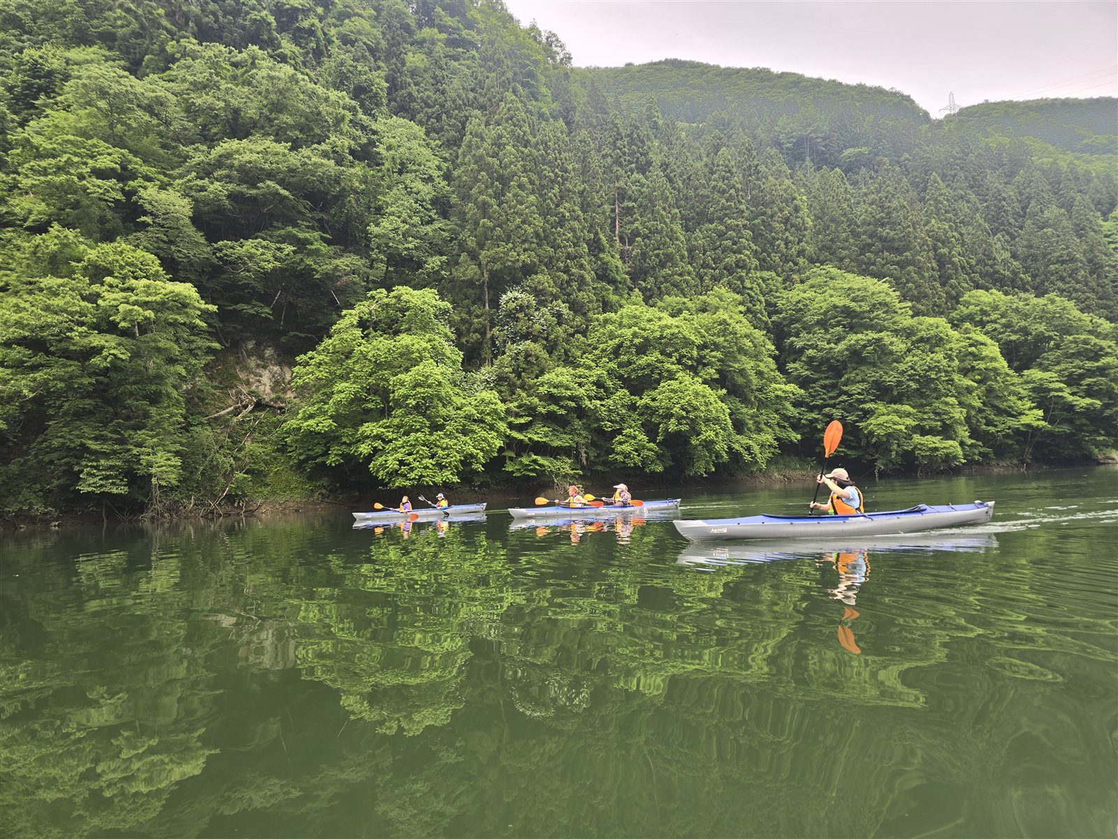 只見川を進む3艇のカヤックと山あいの鏡面反射