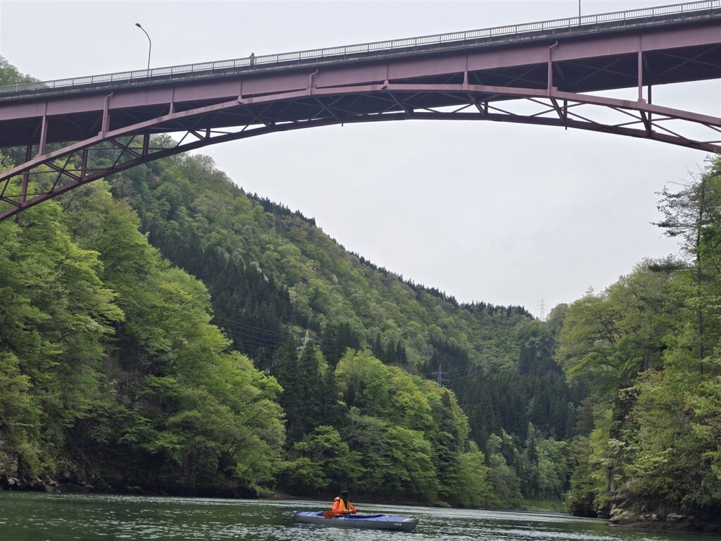 橋の下を進むカヤック