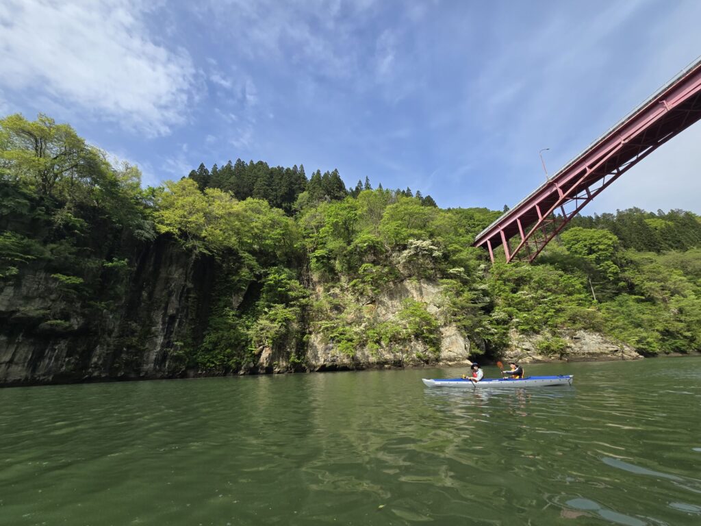 晴れ間がのぞく只見川を進む2人乗りカヤック