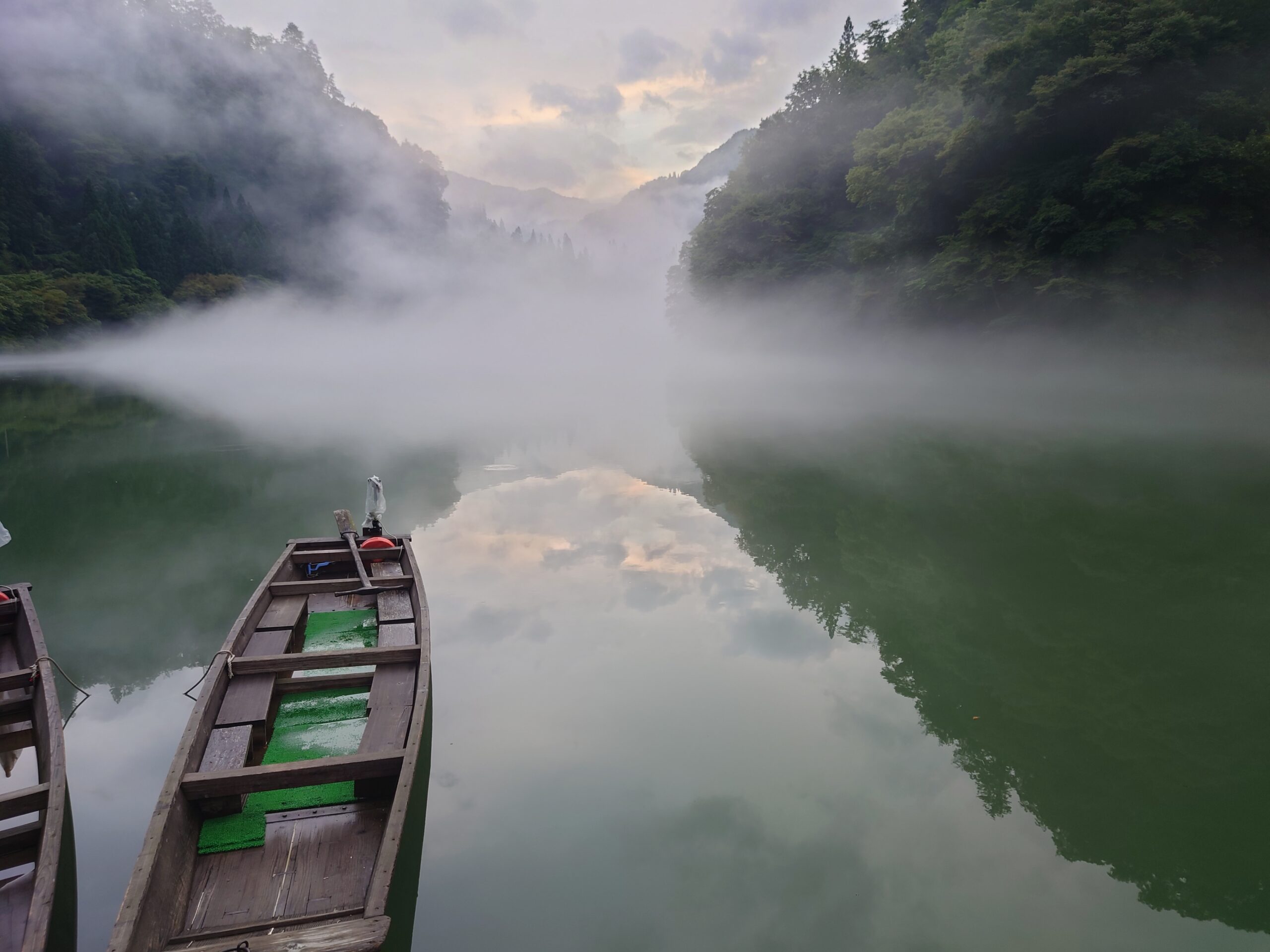 川霧に包まれる霧幻峡の渡しの和船