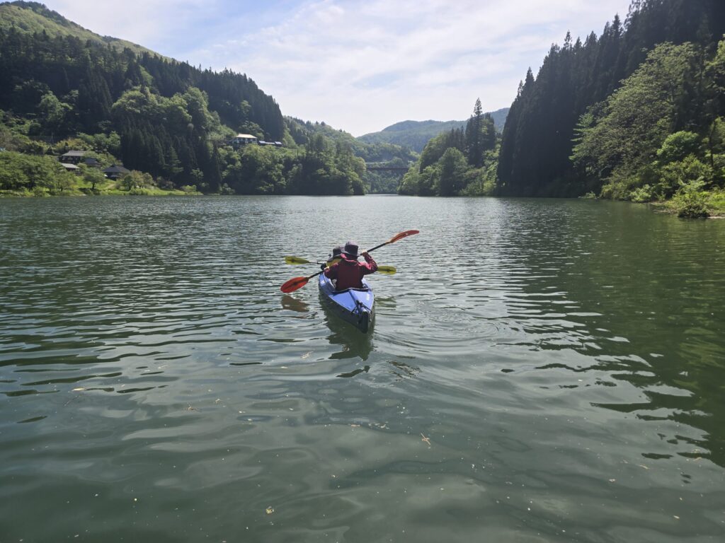只見川を下るカヤックと奥会津の集落の眺め