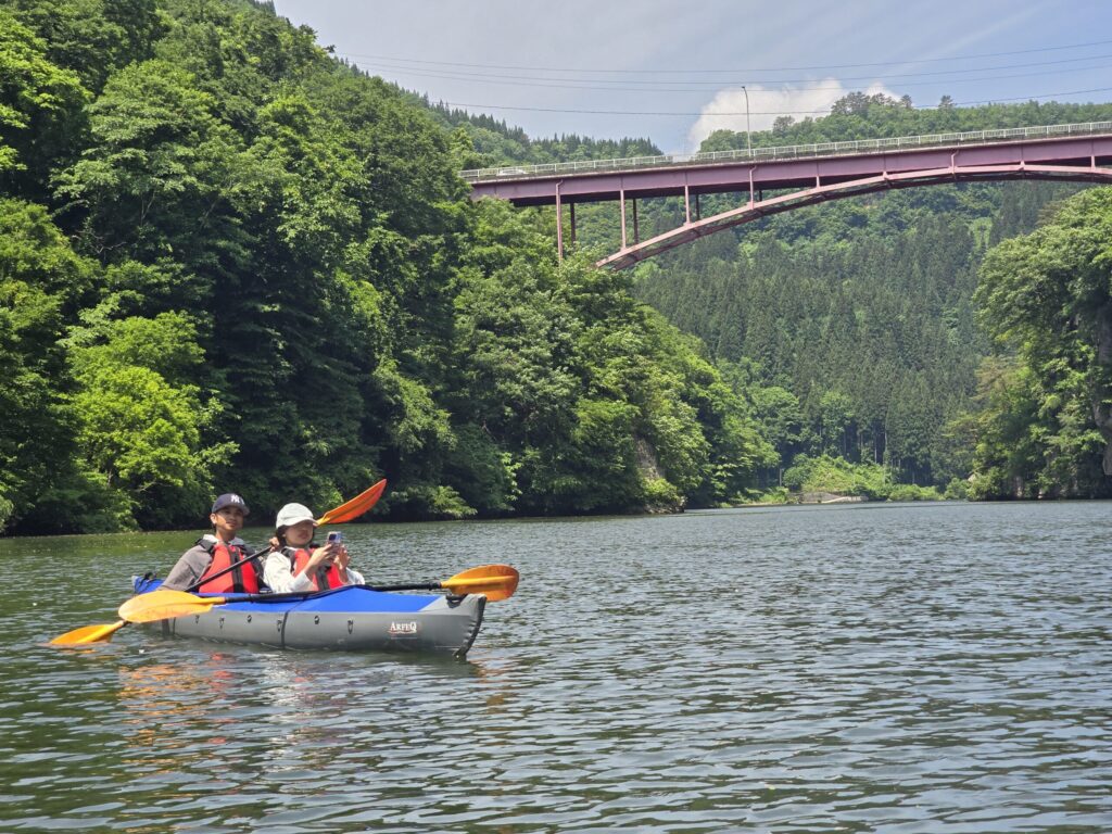 霧幻峡・只見川に架かる橋を背景にしたカヤック