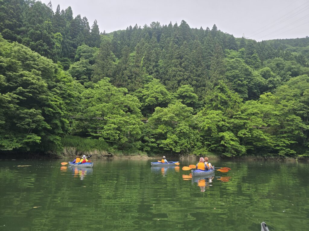 3艇のカヤックが只見川を並んで進む様子、奥会津・金山町の霧幻峡カヤックツアー