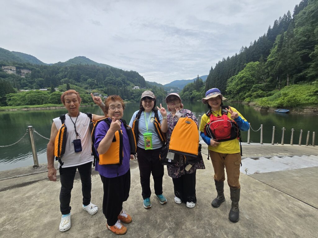 霧幻峡カヤックツアー終了後の参加者集合写真、奥会津・金山町