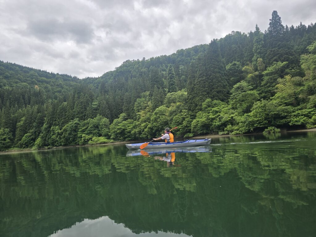 只見川を戻るカヤックと奥会津の山並み