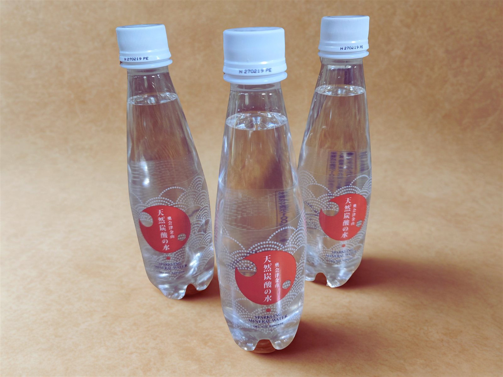 奥会津金山天然炭酸の水のペットボトル(赤ラベル)
