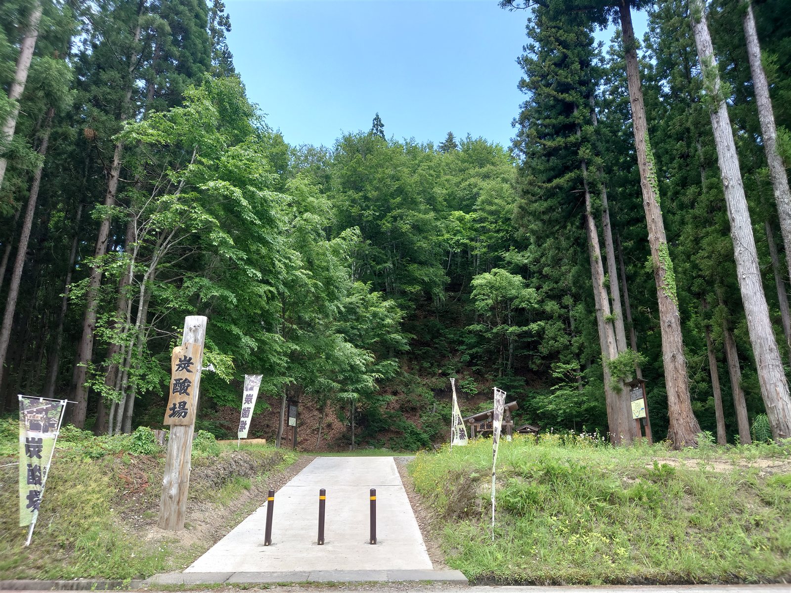 大塩天然炭酸水井戸へ続く敷地入り口の風景