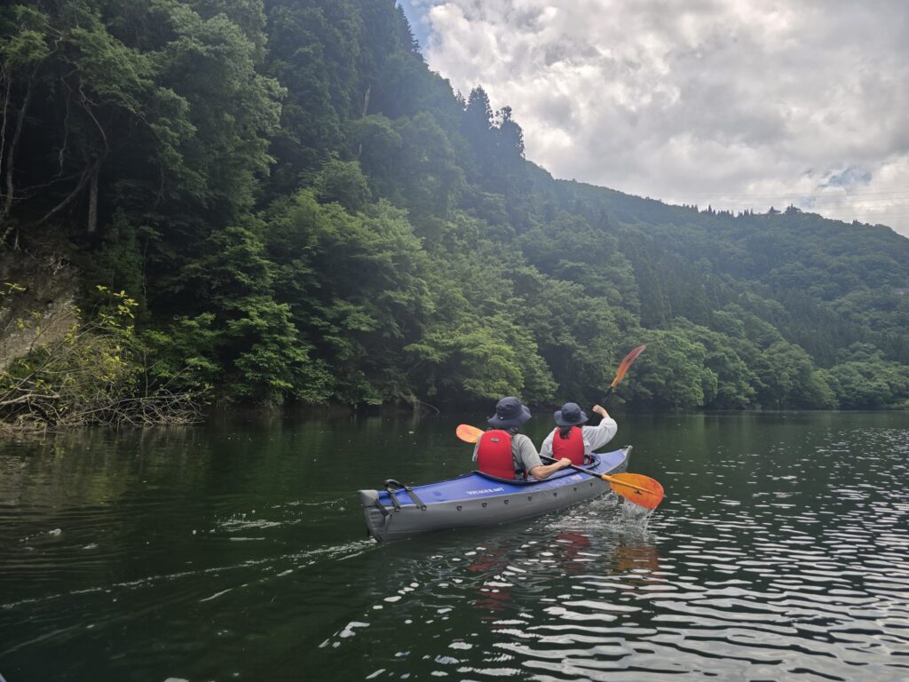 親子で息を合わせて漕ぐカヤックの後ろ姿