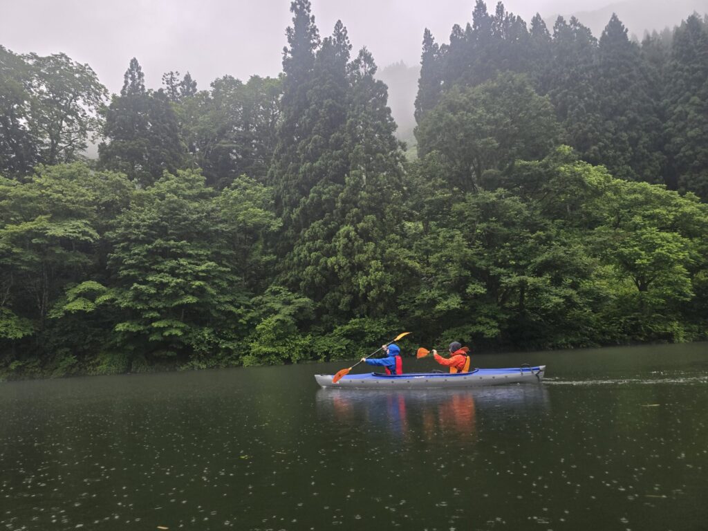 新緑の只見川でパドリングするご夫妻(霧幻峡カヤックツアー)
