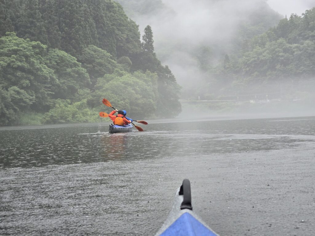 霧に包まれた只見川を進むタンデムカヤック