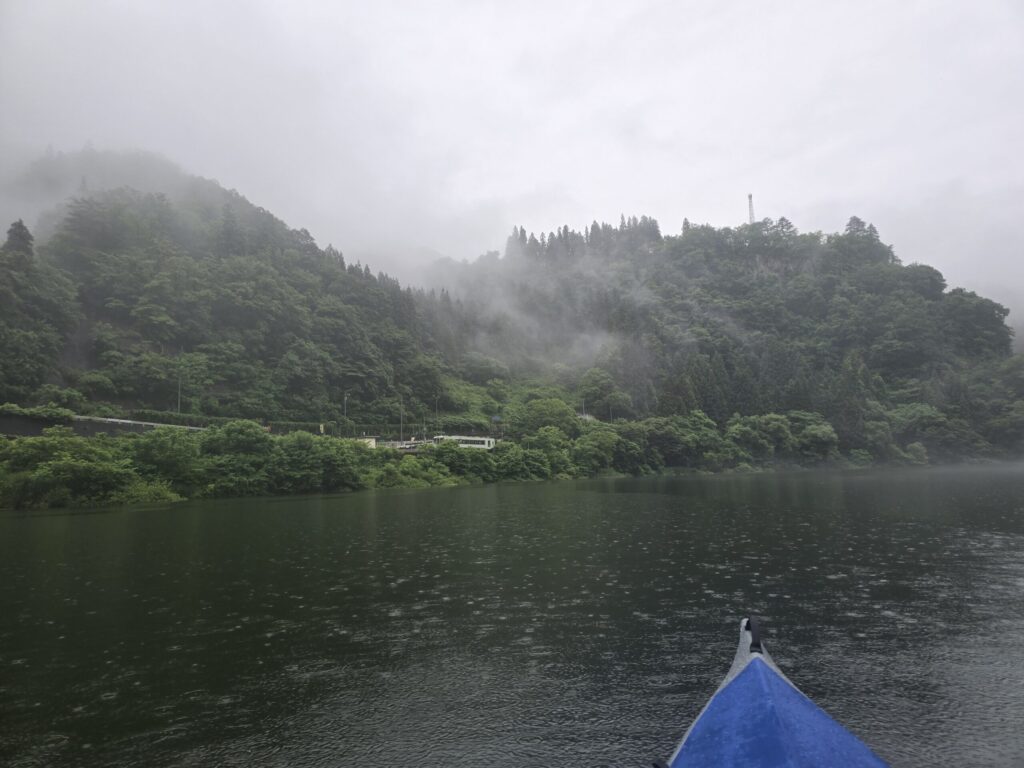 霧に包まれた金山町の山々と只見川