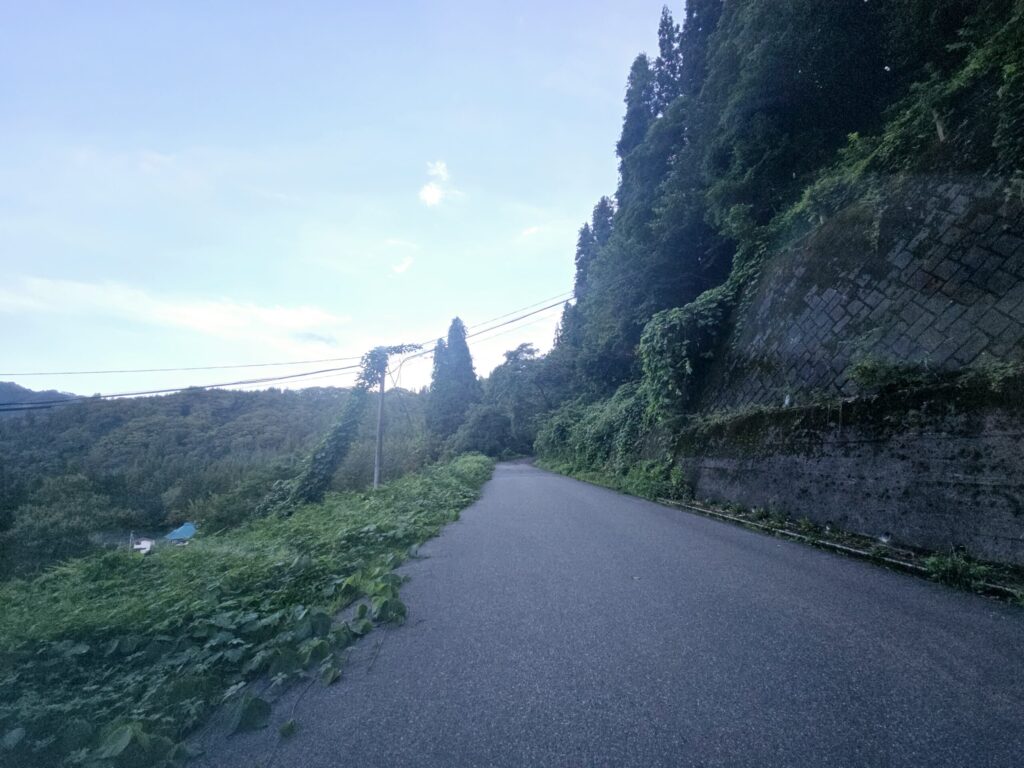 水沼地区を過ぎて進む坂道