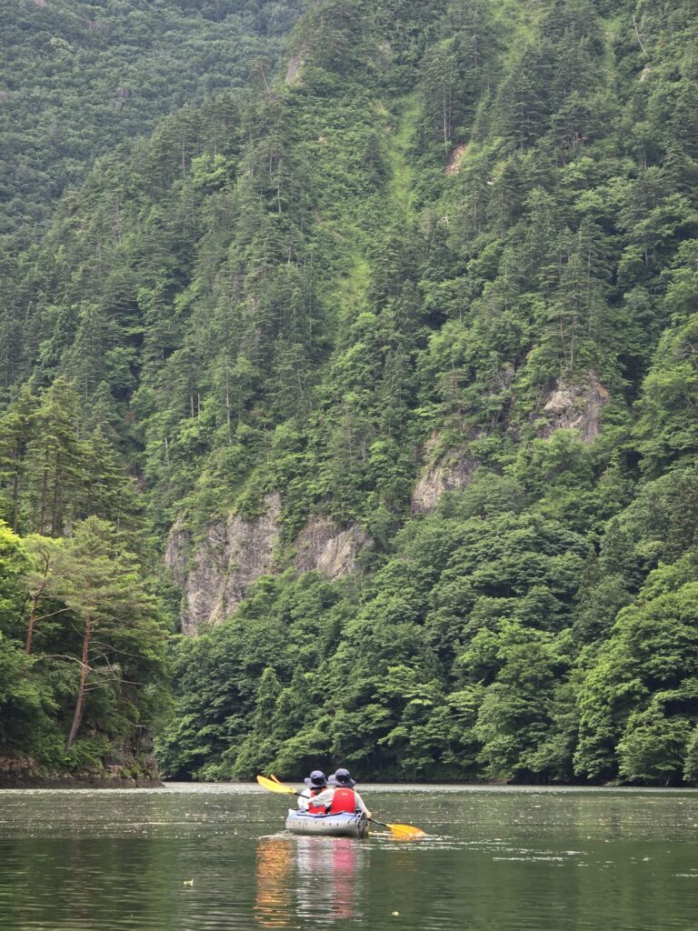 只見川の断崖沿いを進むカヤック