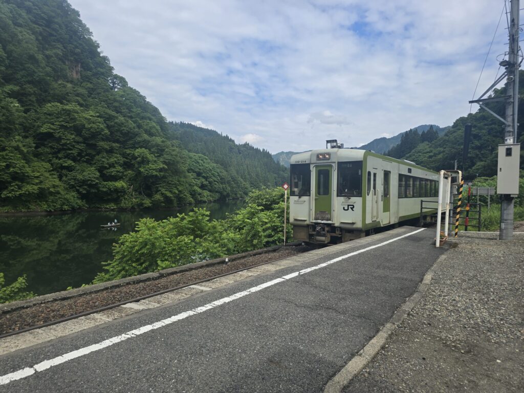 只見川沿いを走る只見線とカヤック