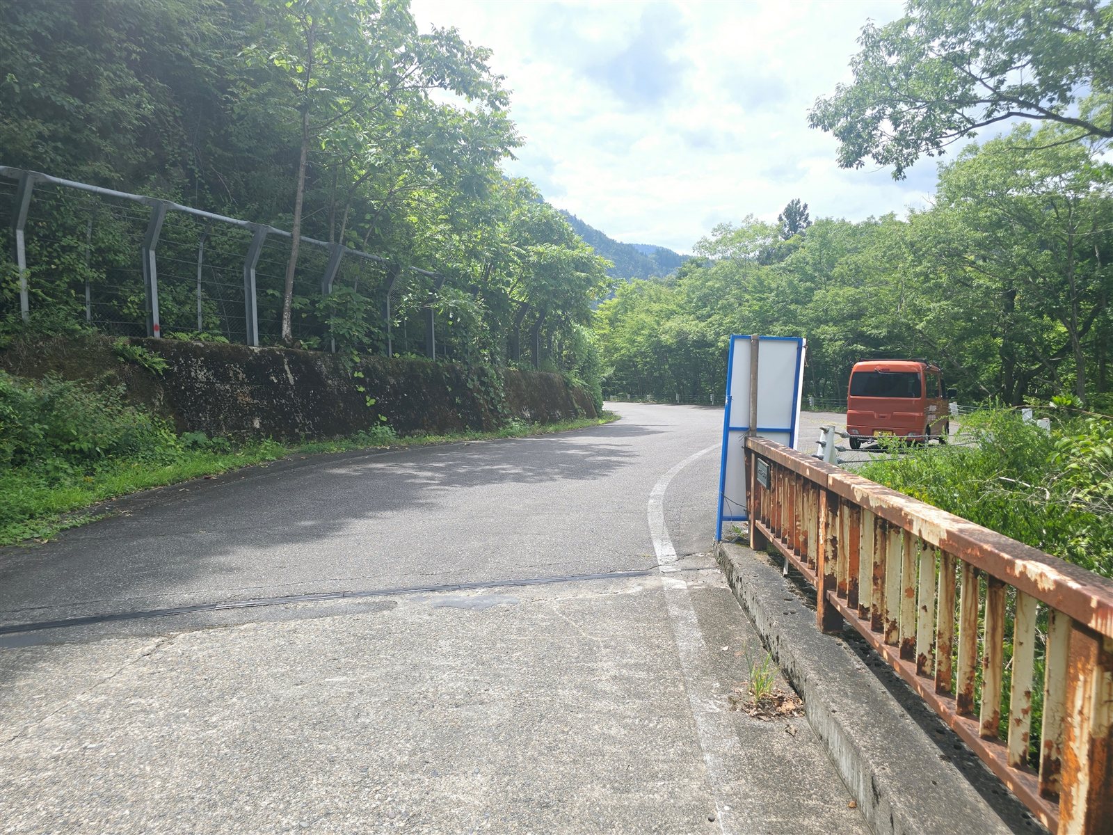 交差点より約2.9km付近、この先右側に駐車スペース