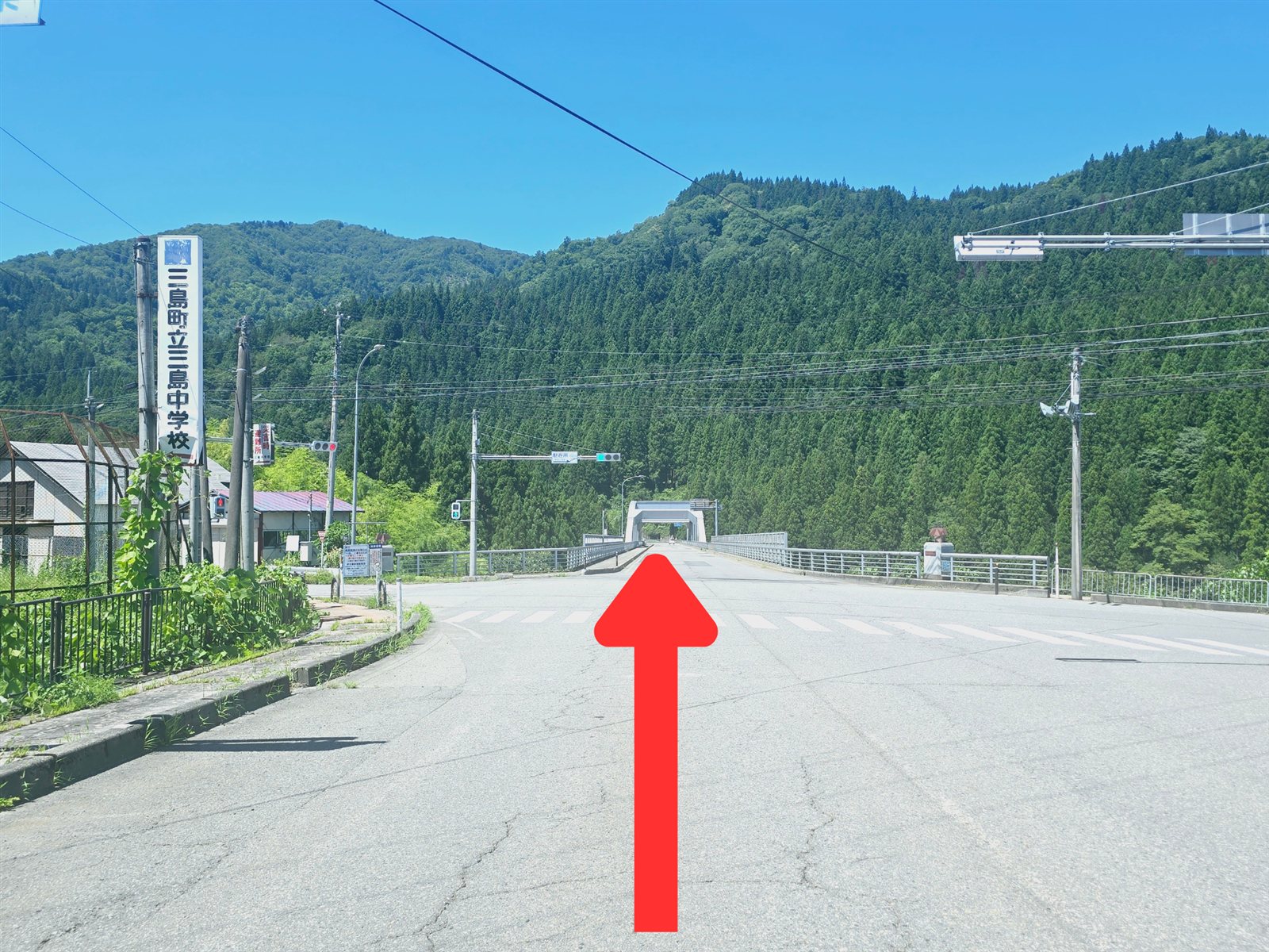 三島中学校前の交差点をAルートは直進