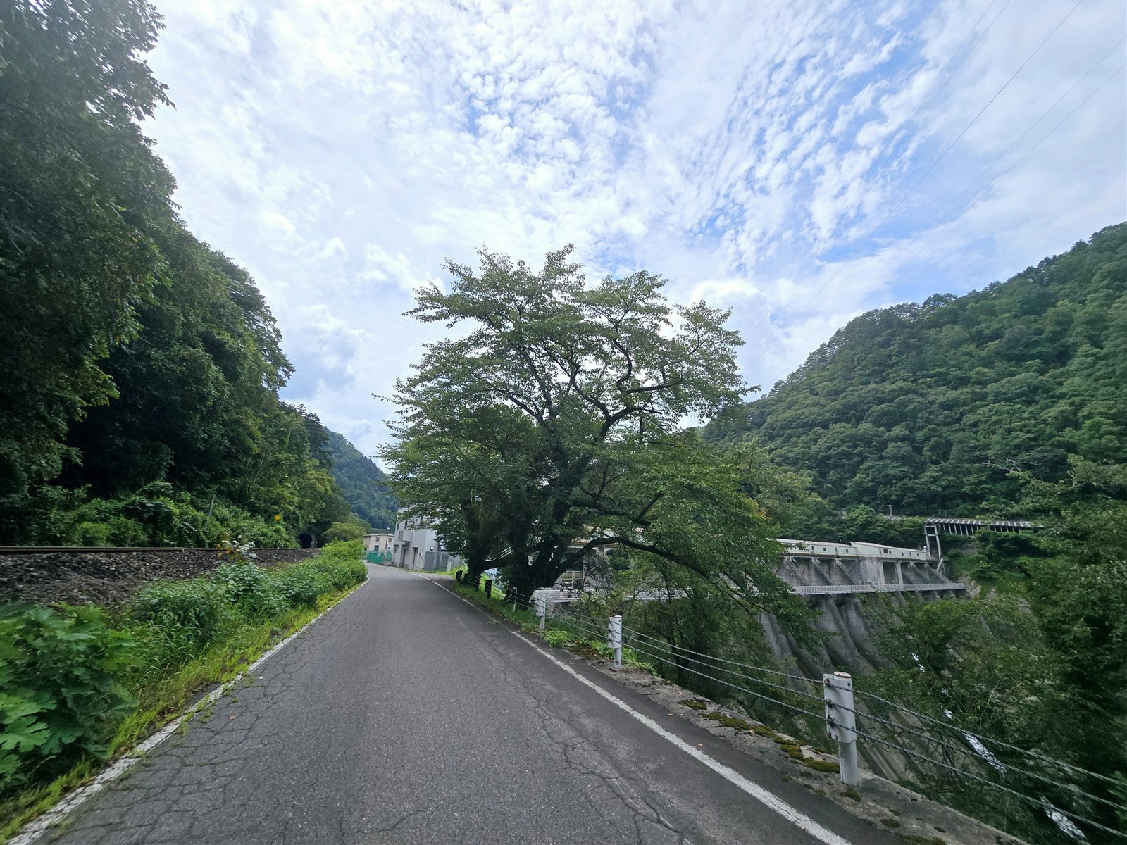 交差点より約1.2km付近、右側に宮下ダム