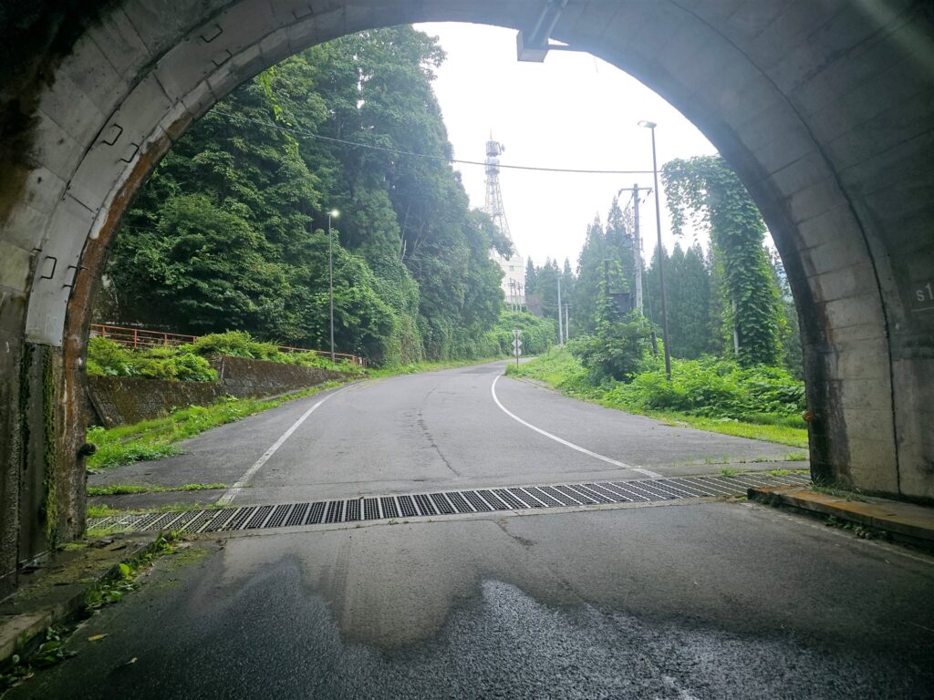 交差点より約3.8km付近、沼沢トンネル出口