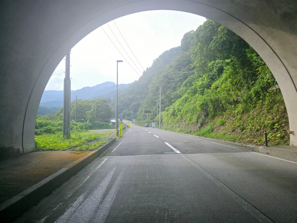 鶴の湯付近のトンネル出口