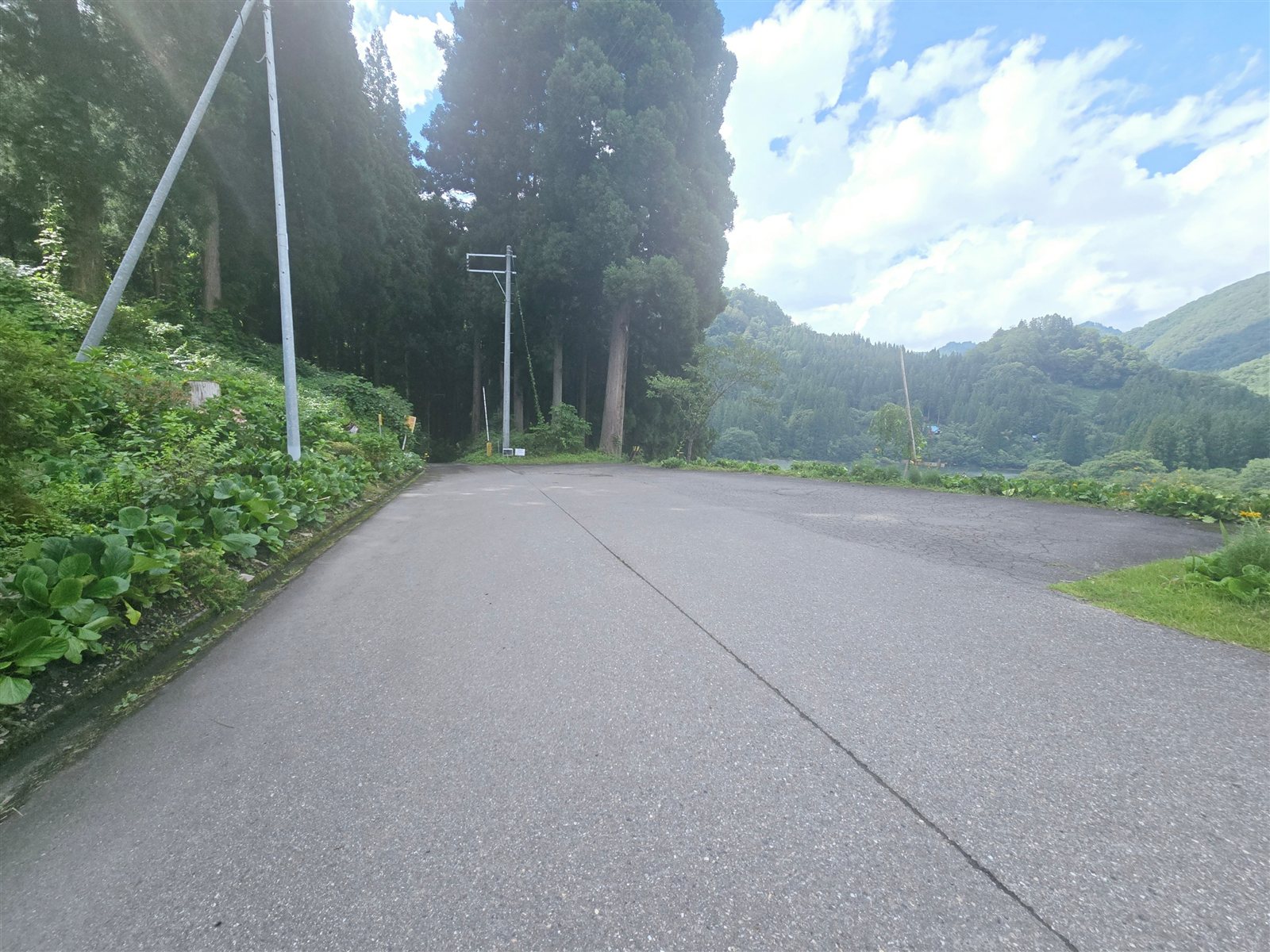 三更集落を進むと見晴らしの良い広場に出ます
