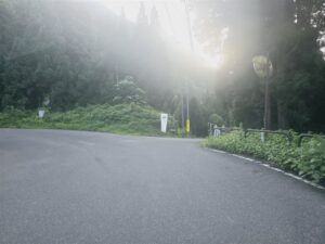 早三橋を過ぎたら約100mぐらいで右折(J.Kayakのぼり旗が目印)