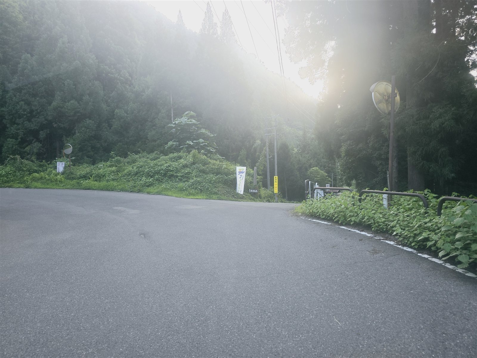 早三橋を過ぎたら約100mぐらいで右折(J.Kayakのぼり旗が目印)