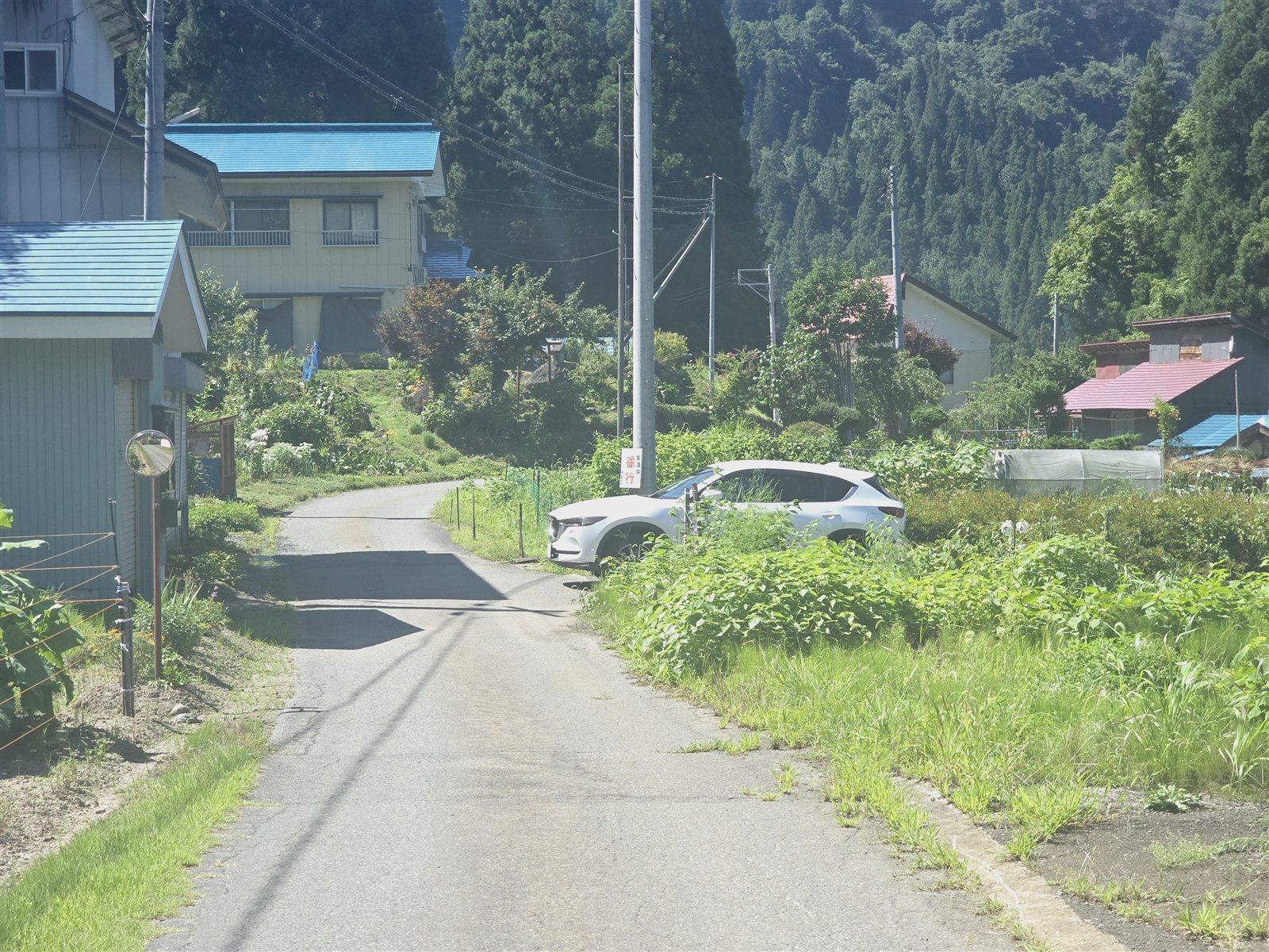三更集落内を通過(車1台分の幅なのでゆっくりお進みください)