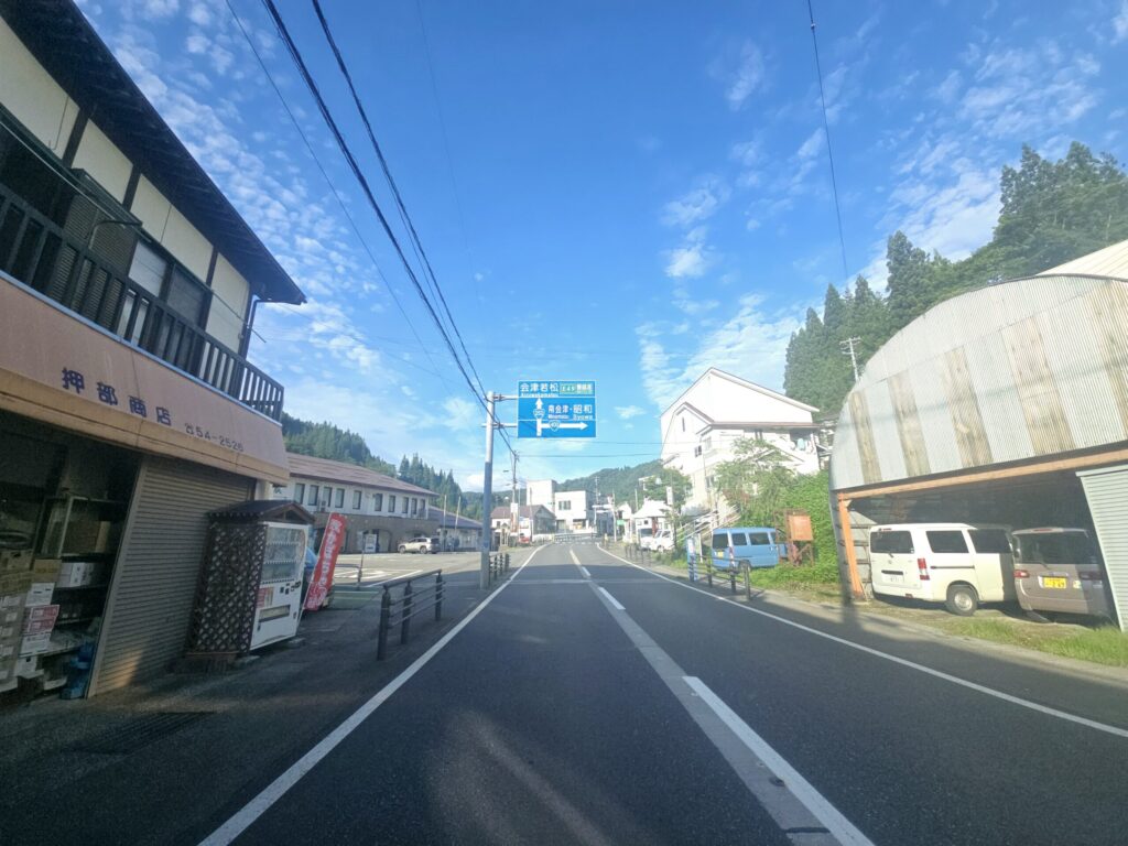 只見町方面から進むと、この先にJR会津川口駅です