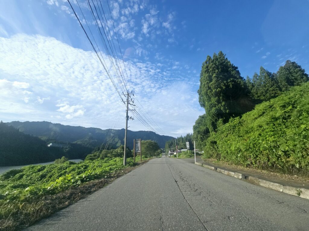 川口・丁字路から約1.9km付近、この先JAスタンド手前の交差点