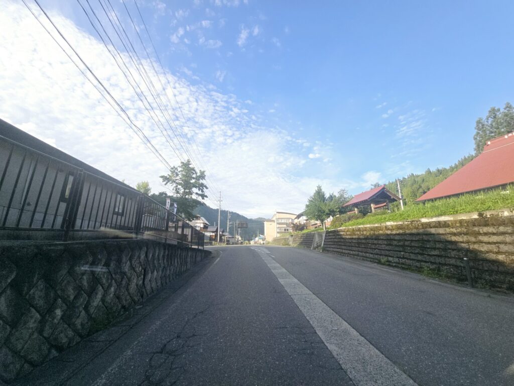 川口・丁字路から約2.4km付近、左側が道の駅奥会津かねやま