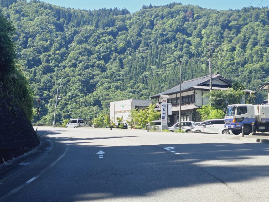 早戸温泉郷トンネルを過ぎて、つるの湯入口を右側に見ながら