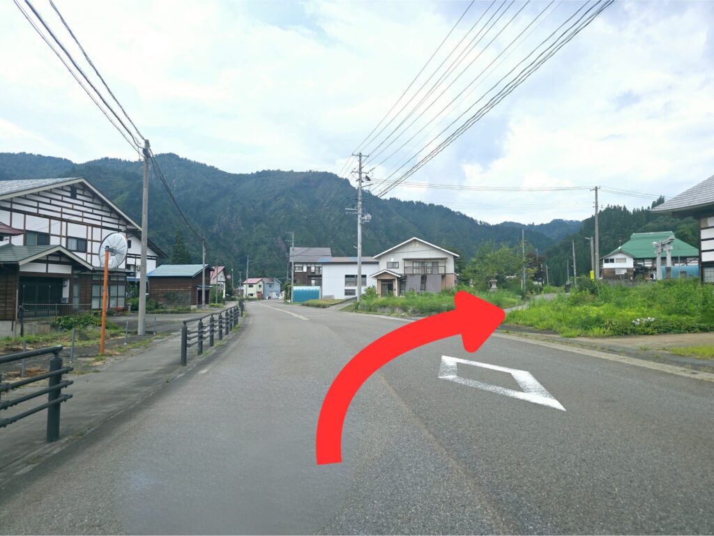 川口・丁字路から約2.7km付近、Y字路を右折してフェアリーロードへ