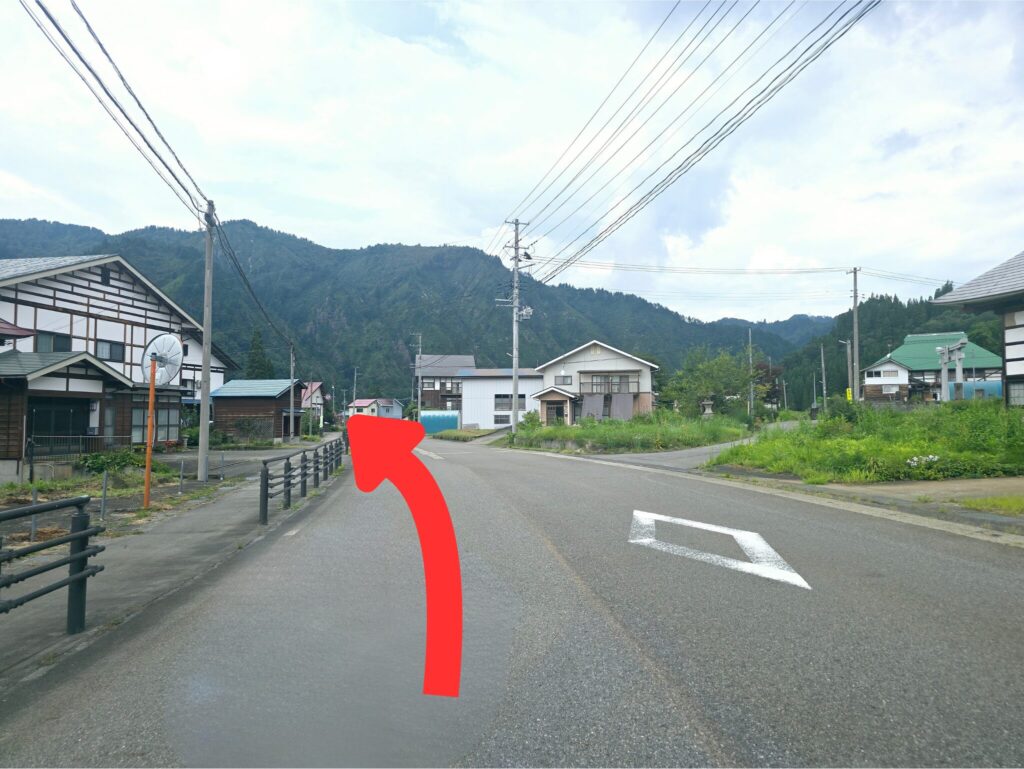 川口・丁字路から約2.7km付近、Y字路を直進して三島町方面へ
