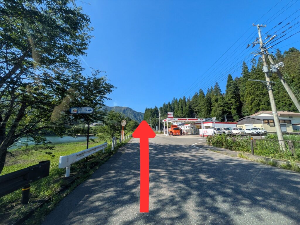 川口・丁字路から約2km付近、JAスタンドを直進して三島町方面へ
