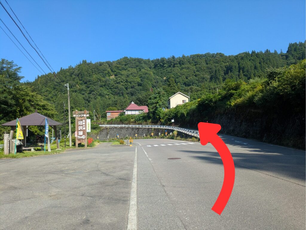 川口・丁字路から約5.8km付近、水沼公園前のY字路を右折してフェアリーロードへ