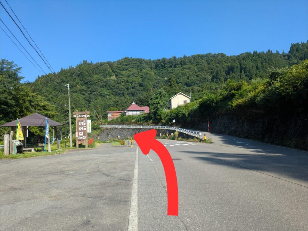 川口・丁字路から約5.8km付近、水沼公園前のY字路を直進して三島町方面へ