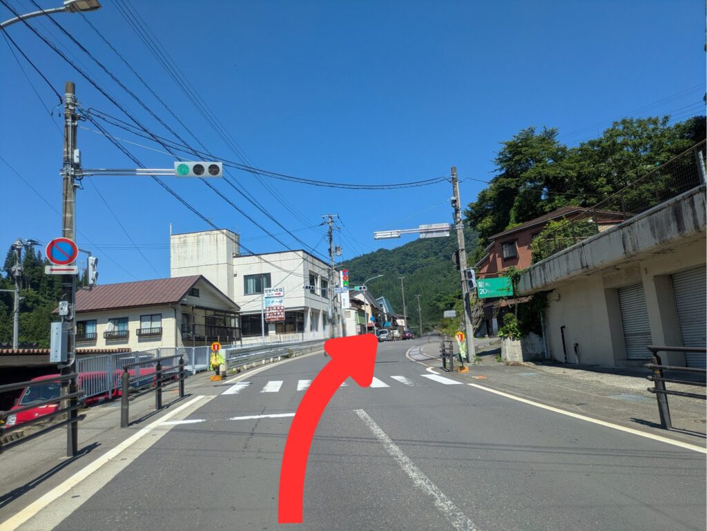 川口・丁字路を直進、国道252号線・三島町方面へ