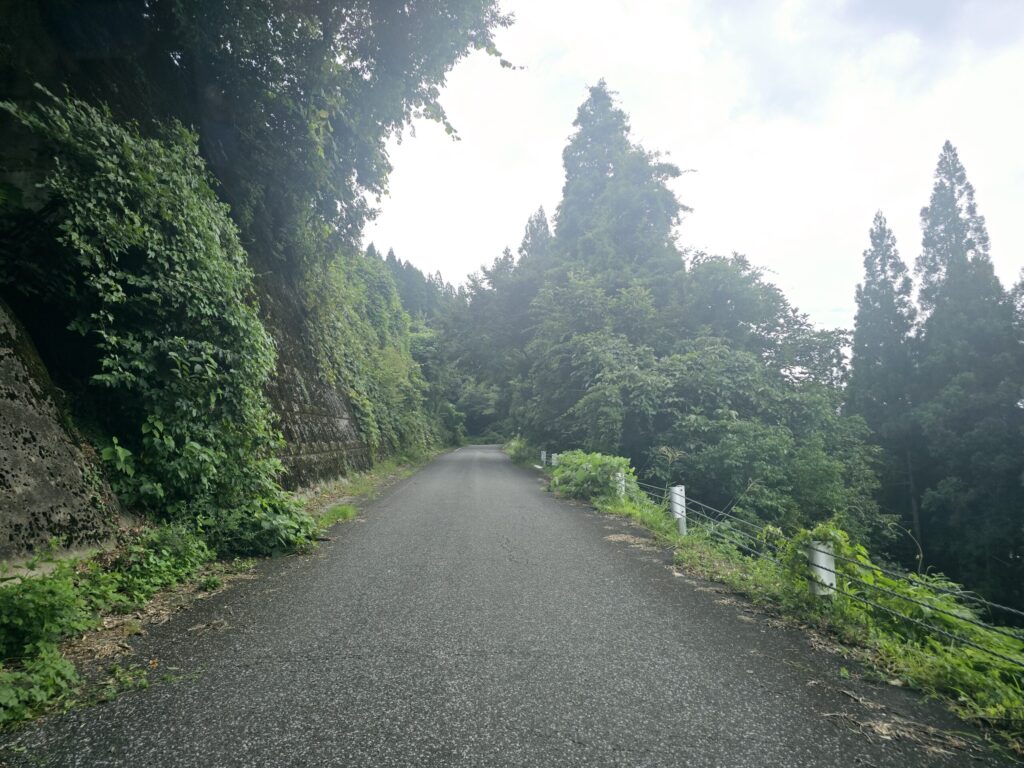 車1台分の細い道を道なりに進みます