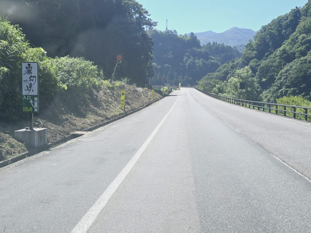 川口・丁字路から9.6km付近、左側へ霧幻峡の渡し会場
