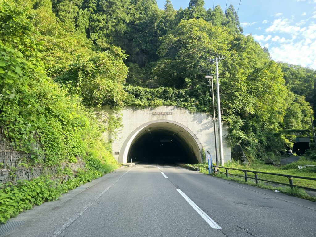 川口・丁字路から約10.2km付近、早戸温泉郷トンネル入口
