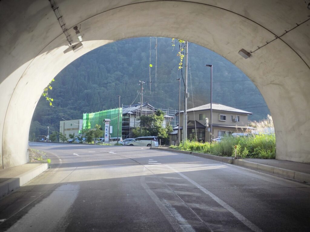 川口・丁字路から約10.5km付近、早戸温泉郷トンネル出口