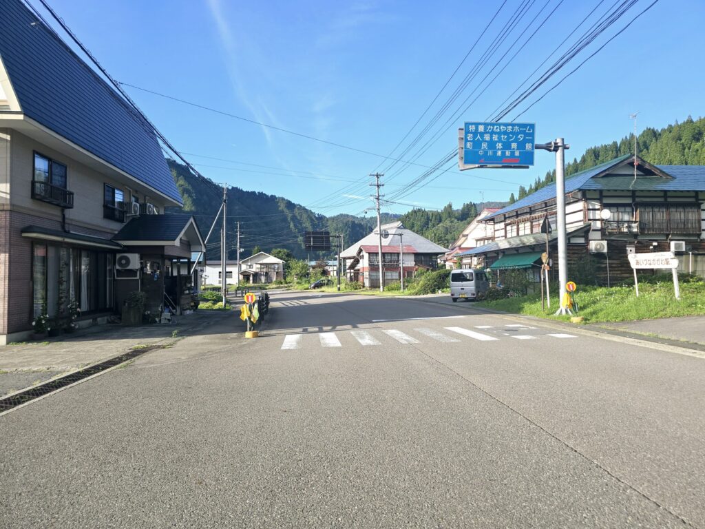 川口・丁字路から約2.6km付近、長澤商店